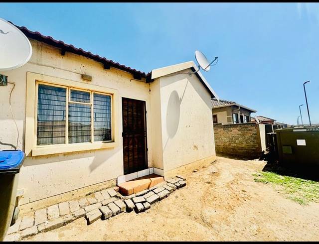 3 BEDROOM HOUSE FOR SALE IN VANDERBIJLPARK CE 4